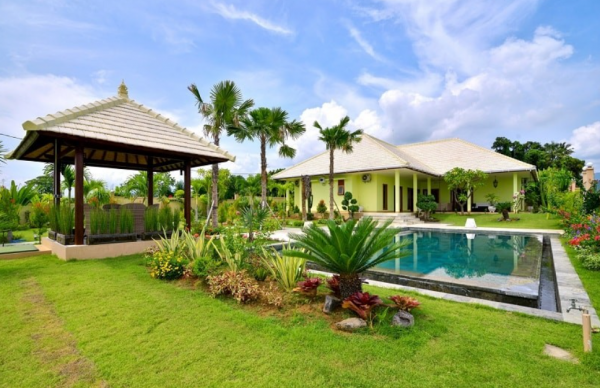 Villa dengan gazebo di tengah taman